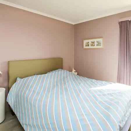 1 Bedroom In דירה